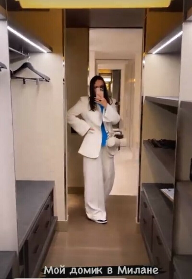 Звезда провела небольшой рум-тур по номеру в отеле