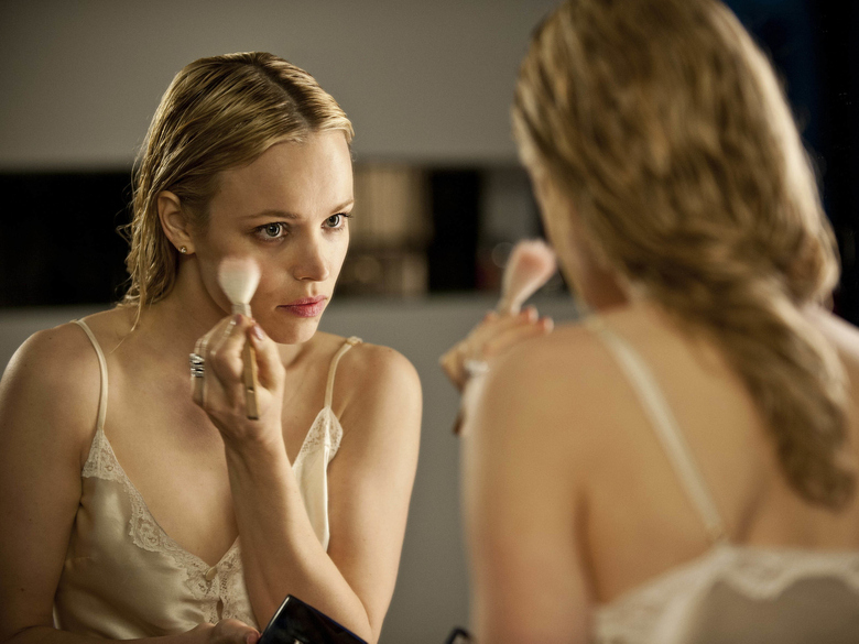 Девушка у зеркала