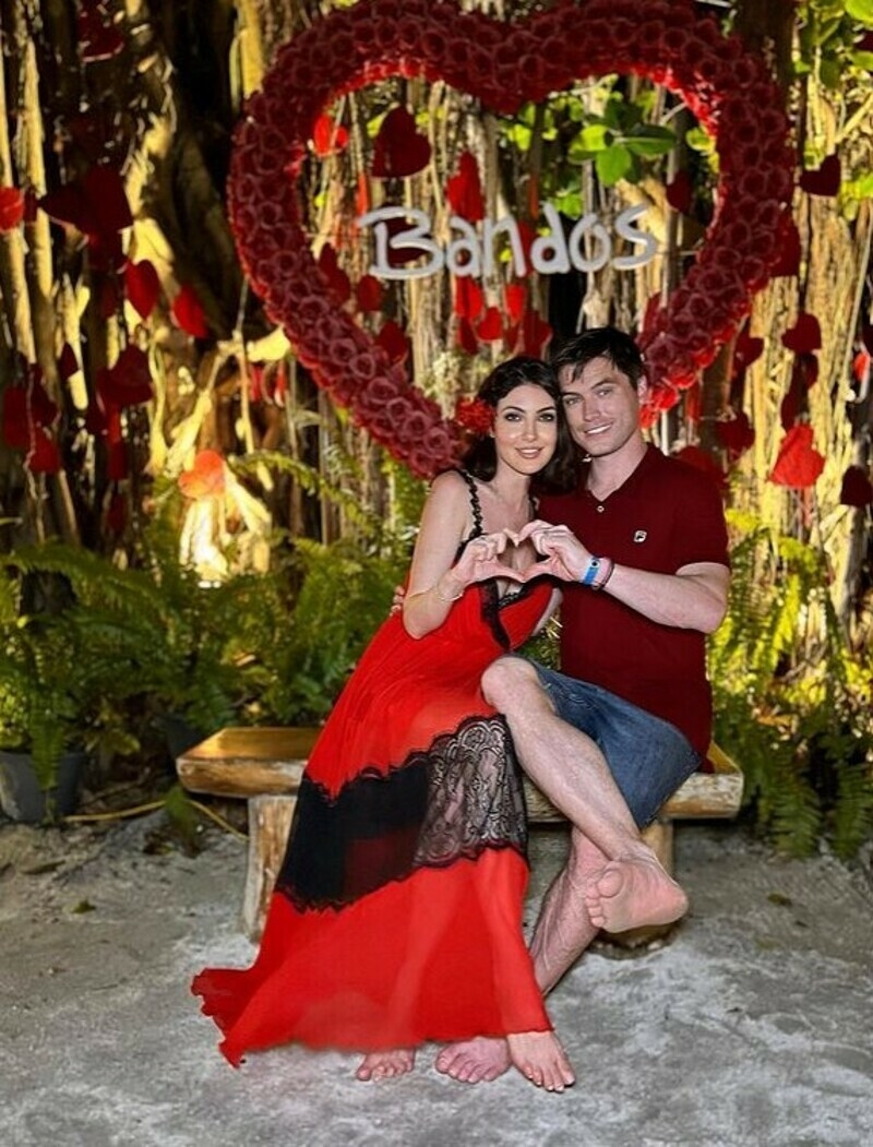 Пара счастлива вместе уже год