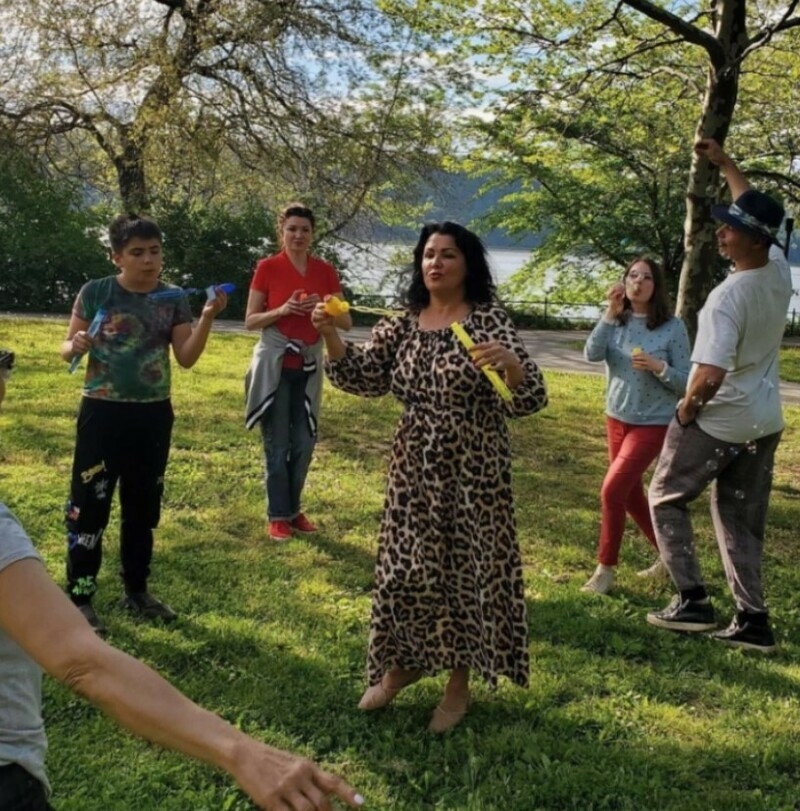 Певица отдохнула в компании друзей