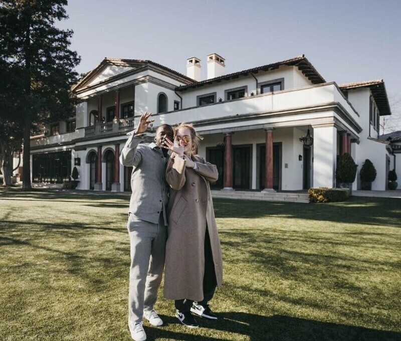 Певица с бойфрендом на фоне их нового дома