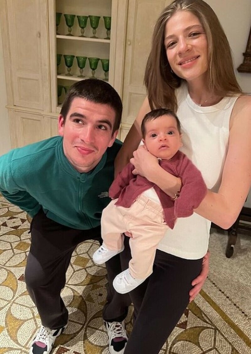 Певец вместе с женой и дочкой