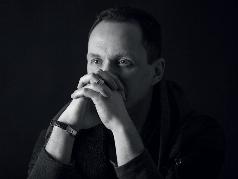 В актере уживаются разные ипостаси. он домосед, с радостью обустраивает дачу. и при этом заядлый байкер, обожает мотоциклы