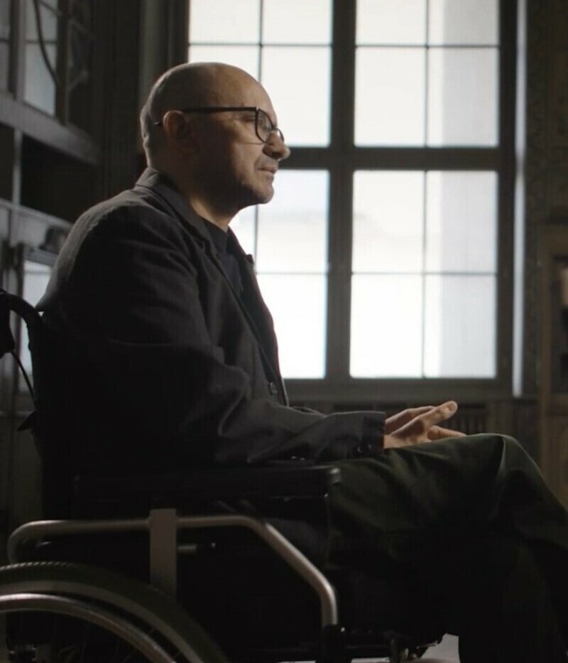 Режиссер сейчас передвигается с помощью инвалидной коляски