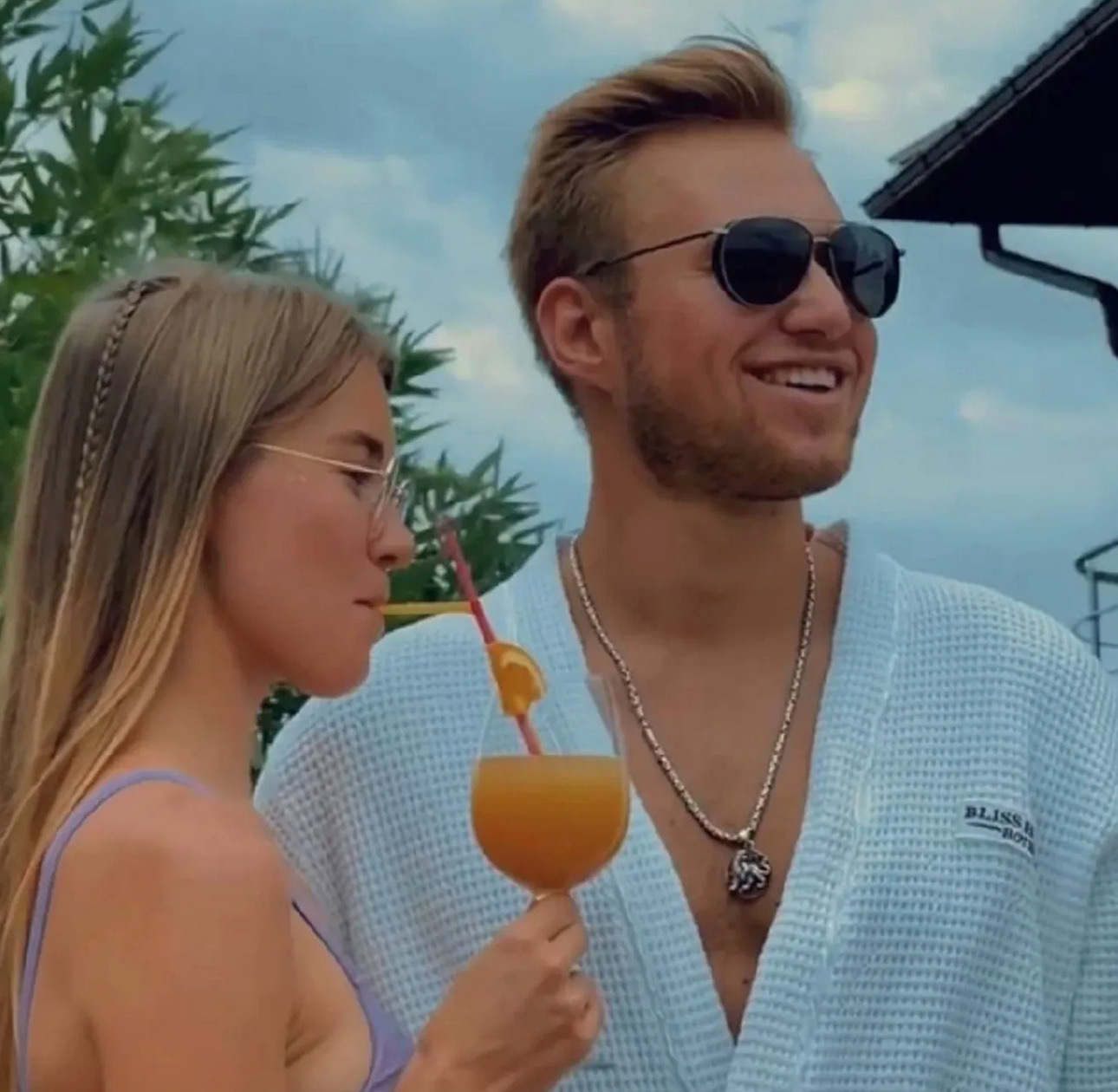 Молодой человек, который предложил руку и сердце, оказался женат