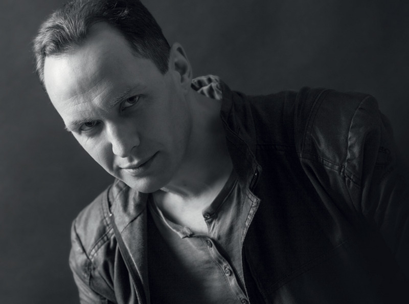 В детстве Иван занимался пластикой, фотографией, музыкой, бальными танцами и живописью. Но в итоге остановил выбор на актерской профессии