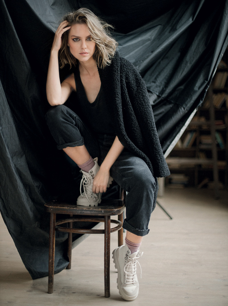 Лянка вышла на сцену в четыре года. с тех пор ее биография пополнилась яркими ролями в кино: «Ищу тебя», «Возвращение мушкетеров» и «Тест на беременность»