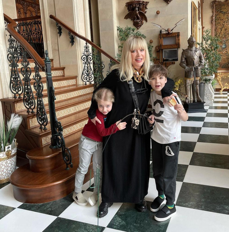 Стало известно, кто живет в замке Пугачевой и Галкина, пока они в Израиле