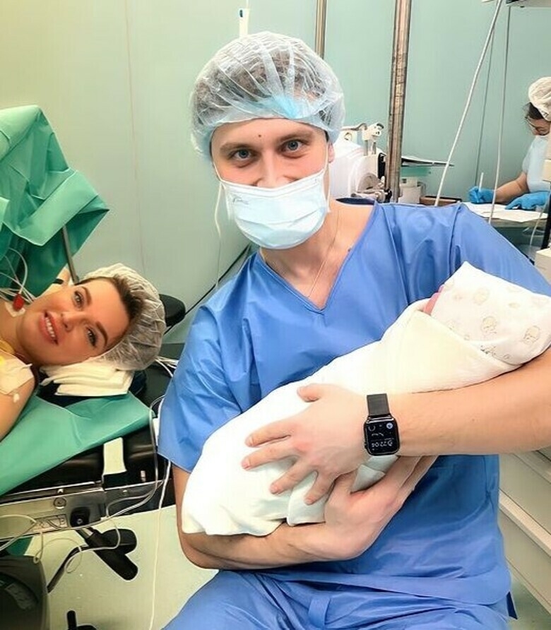 Александр Энберт с женой и дочкой