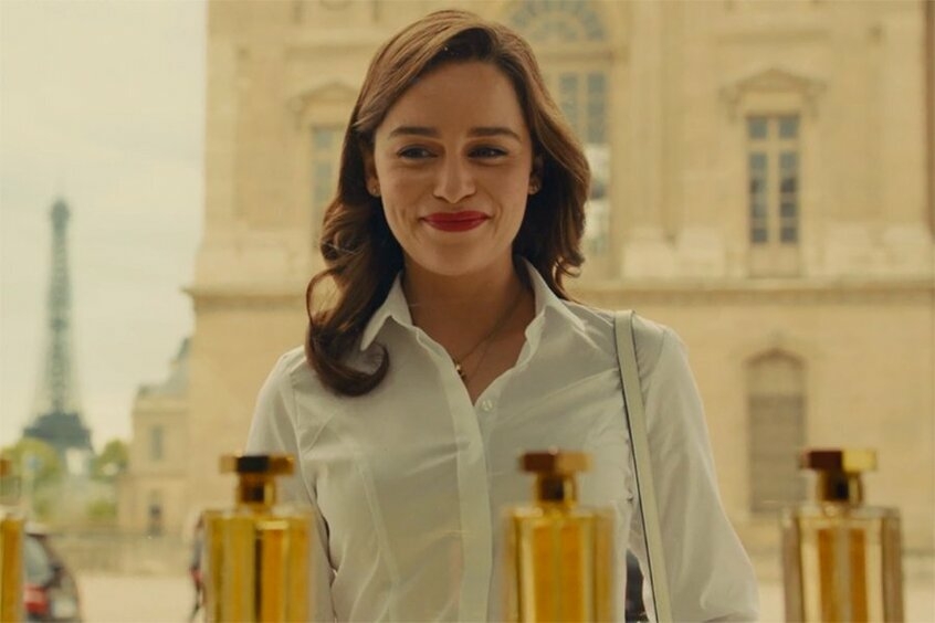 Девушка у магазина парфюма