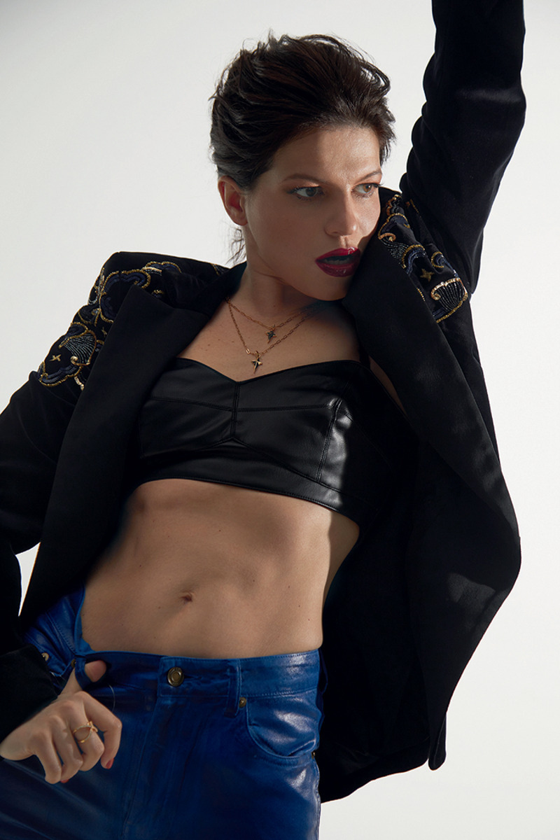 Топ и жакет, все – Escada; брюки и топ-бра, все – Saint Laurent; кулоны из коллекции Bit Cross и кольцо из коллекции Thorn, все – Stephen Webster