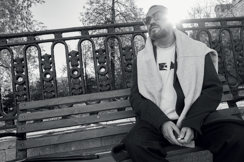 Родители актера трудились в министерстве путей сообщения. Тяга к путешествиям, перемене мест у него еще с детства. Жена разделяет эту страсть