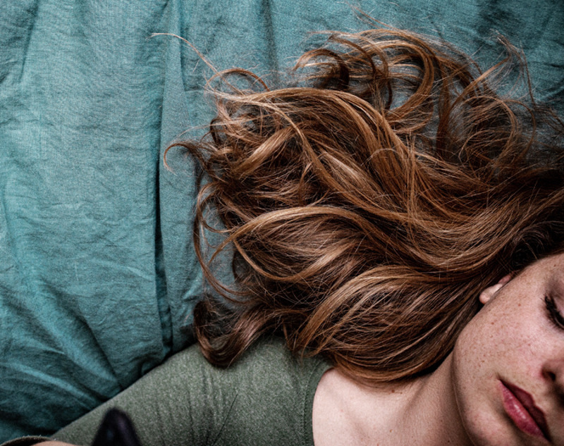 Если от природы ваши волосы хоть чуточку склонны завиваться, стоит научиться ухаживать за ними по «кудрявому методу»