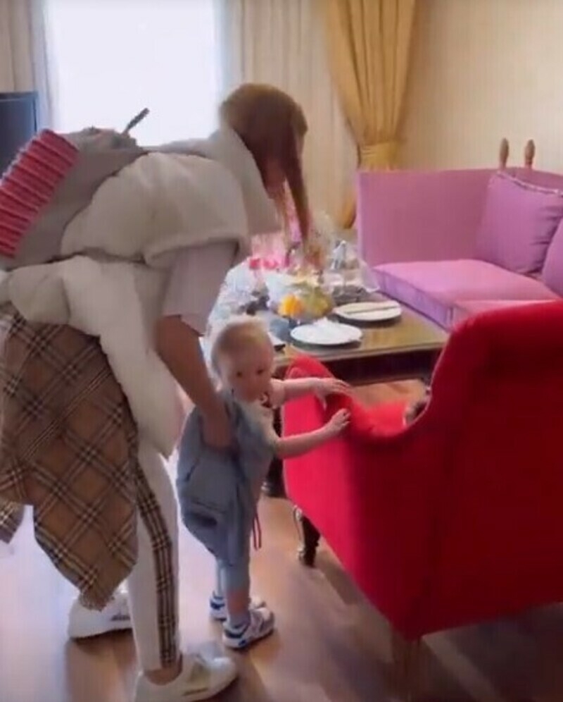 Также певица показала номер в отеле, где она остановилась с наследниками