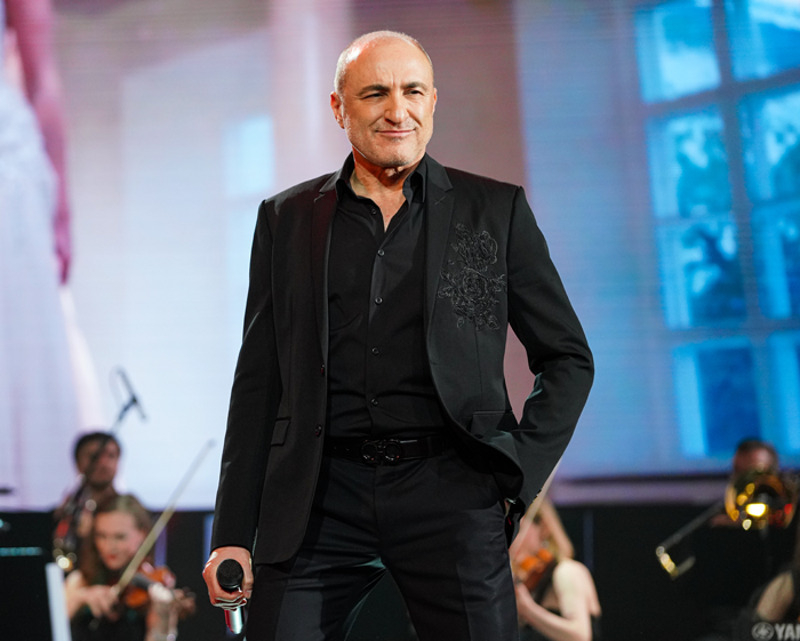 "Отметить юбилей в семейном кругу у нас не получается — семейство большое, много родни, друзей. Как и планировал, собрались компанией на 150—200 человек"