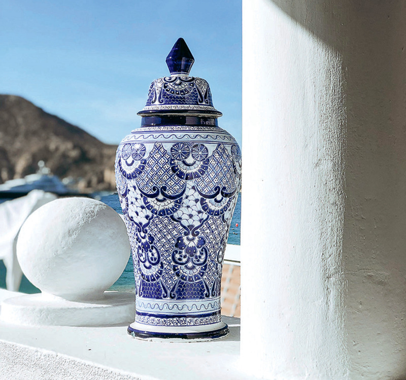 Этот стиль благоволит всевозможным украшениям: резным деталям на мебели, фигуркам, лампам и вазам. Но важно, чтобы они были выдержаны в одной тональности и не спорили друг с другом.