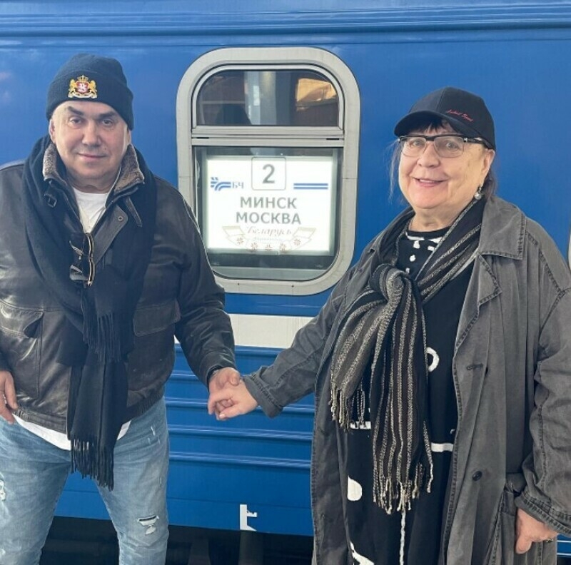 Актеры вместе играют в одном спектакле