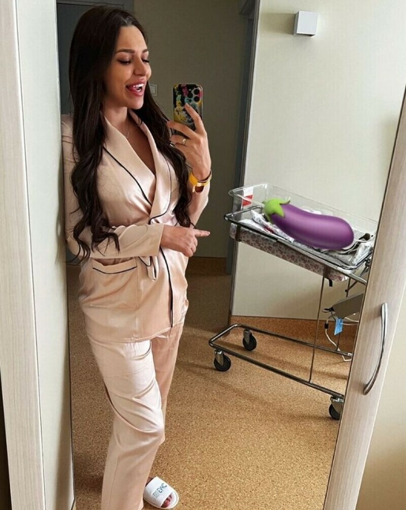 Знаменитость с дочерью едут домой