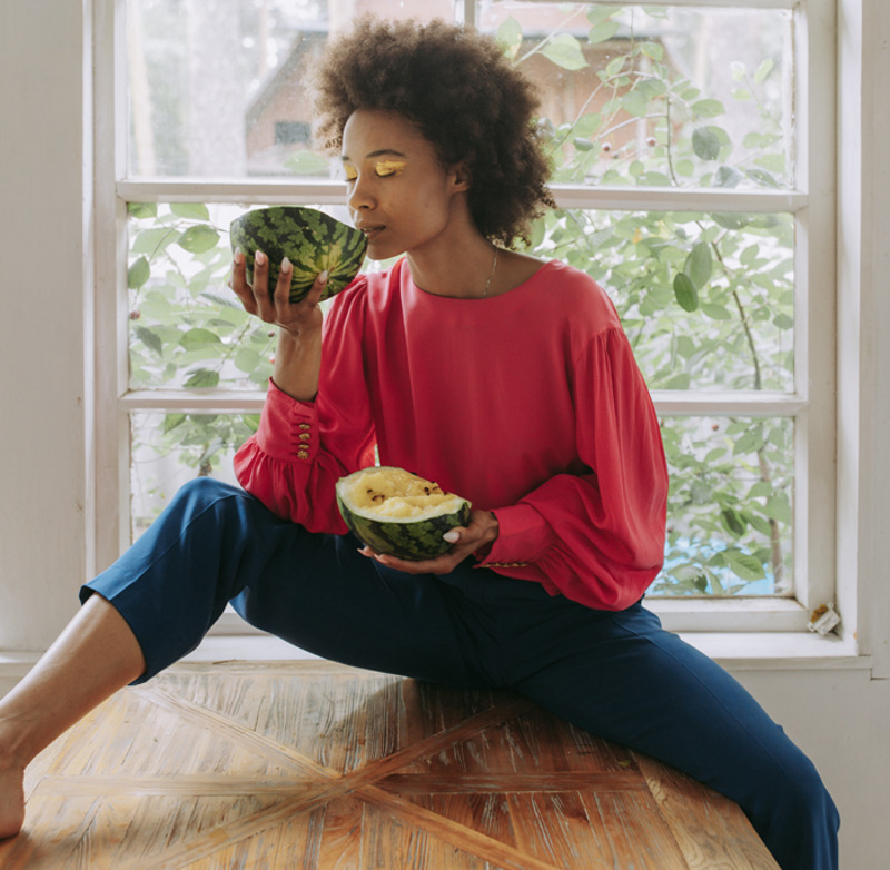 Укороченные модели брюк отлично сочетаются с рубашками или базовыми футболками