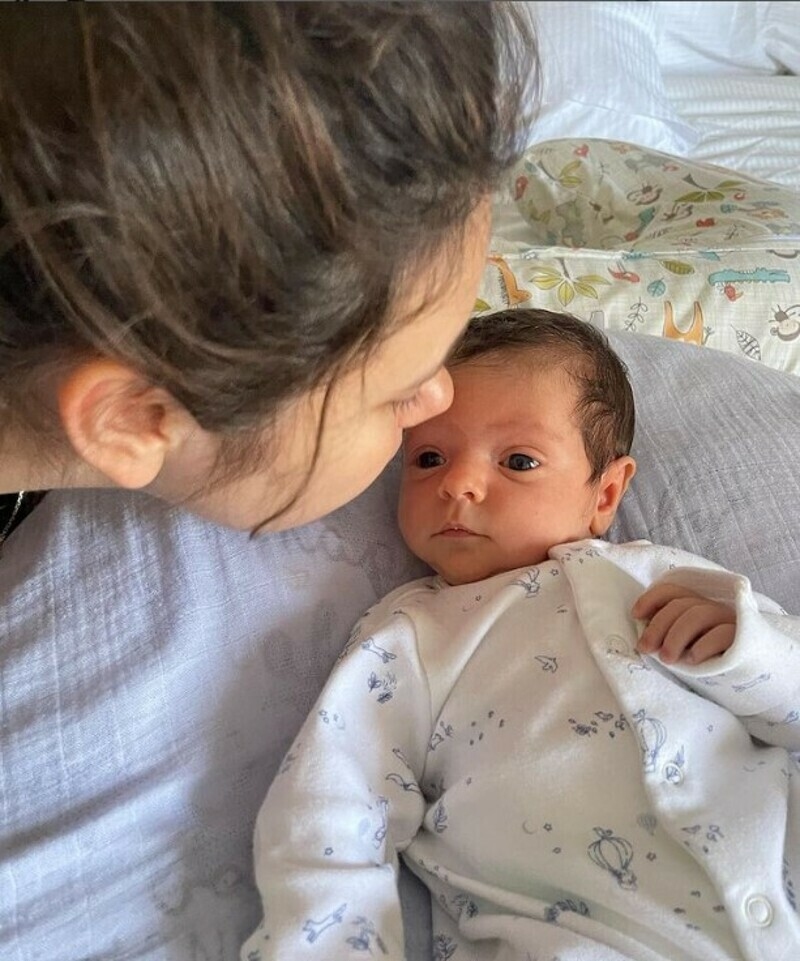 звездные родители показали новорожденного сына