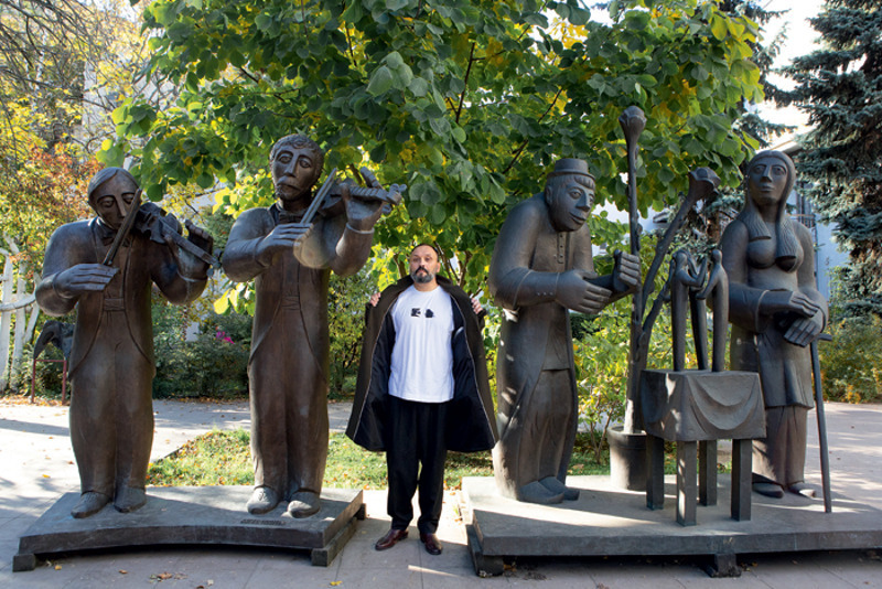 "Готовлю по настроению, ориентируясь на свое чутье. Мне нравится колдовать над рябчиком в кунжутной заливке или другим диковинным блюдом"