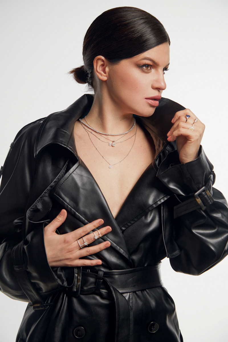 Плащ, You Wanna; колье, кулон, кольцо из коллекции Classic и кольцо из коллекции Color, все – Mercury; колье из коллекции My Twin и кольцо из коллекции Glamazone, все – messika