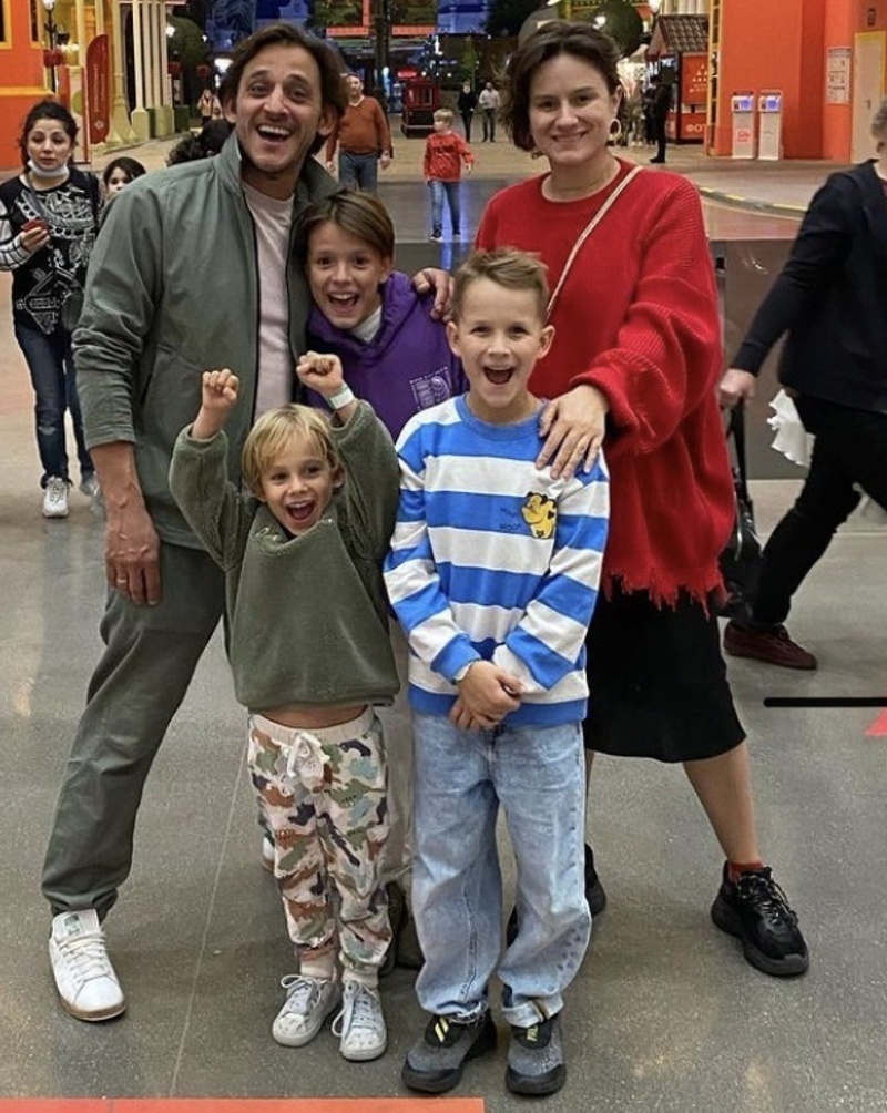 Актер с женой и детьми
