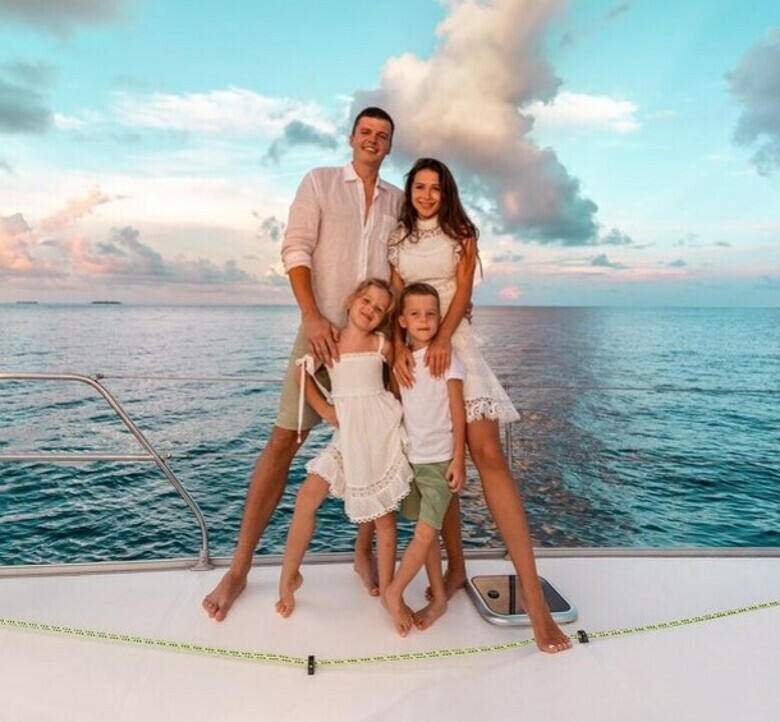 Лерчек с с мужем и детьми