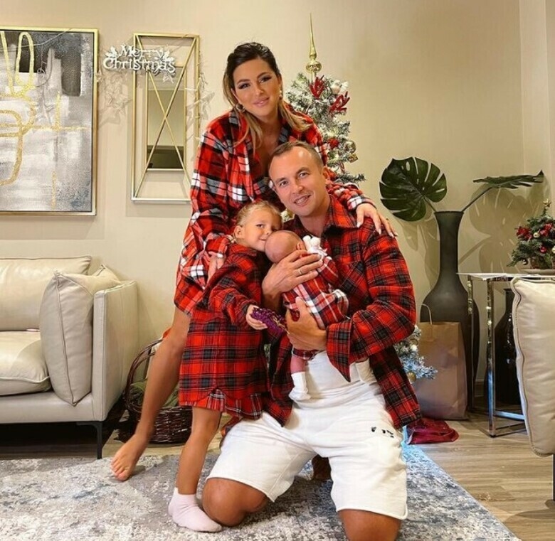 Нюша с мужем и детьми