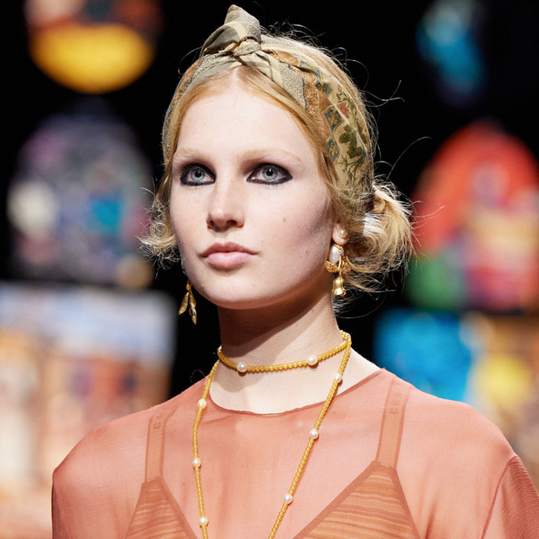 На модных показах почти все модели выходили со стрелками на глазах