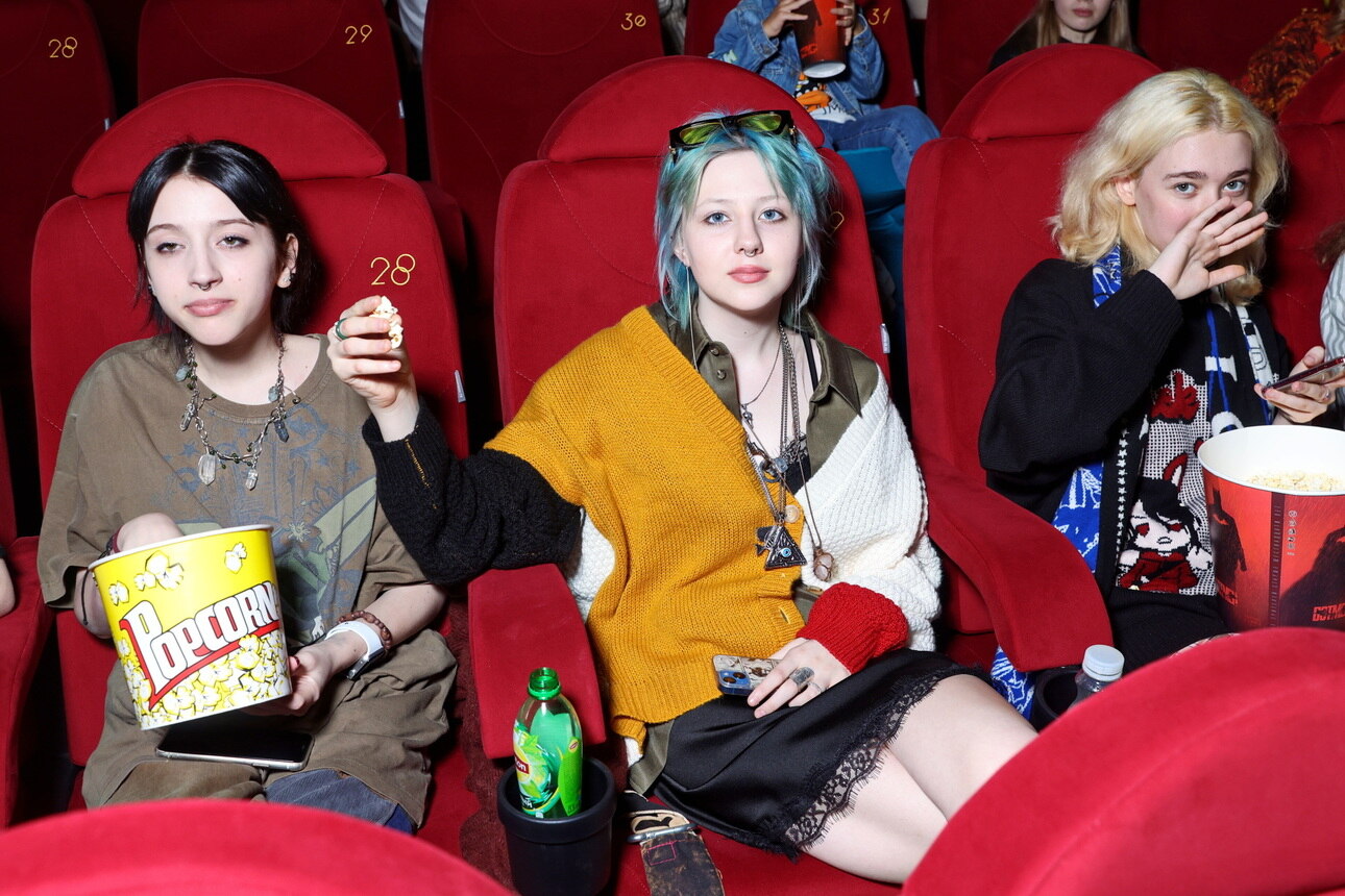 Дочь певицы Глюк`ozы Лидия (в центре) с недавних пор взяла творческий псевдоним Рэй