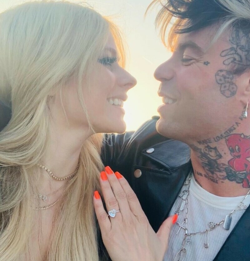 Певица показала свое обручальное кольцо