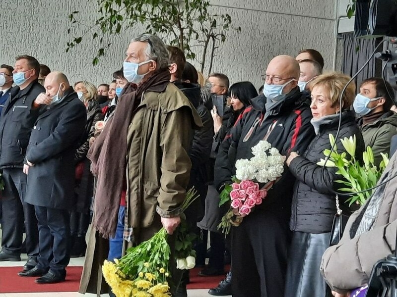 Проститься с актрисой пришли ее друзья и коллеги