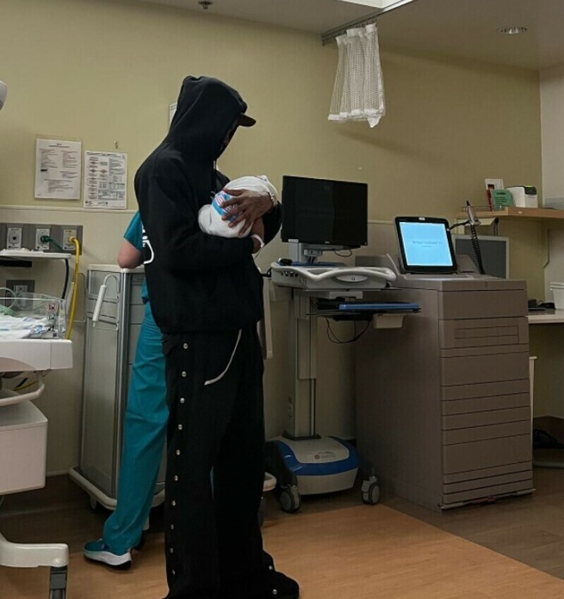 Трэвис Скотт с сыном на руках