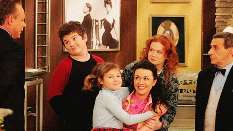 В сериале "Моя прекрасная няня" снимались многие звезды. На фото: Сергей Жигунов, Павел Сердюк, Ирина Андреева, Анастасия Заворотнюк, Екатерина Дубакина и Борис Смолкин