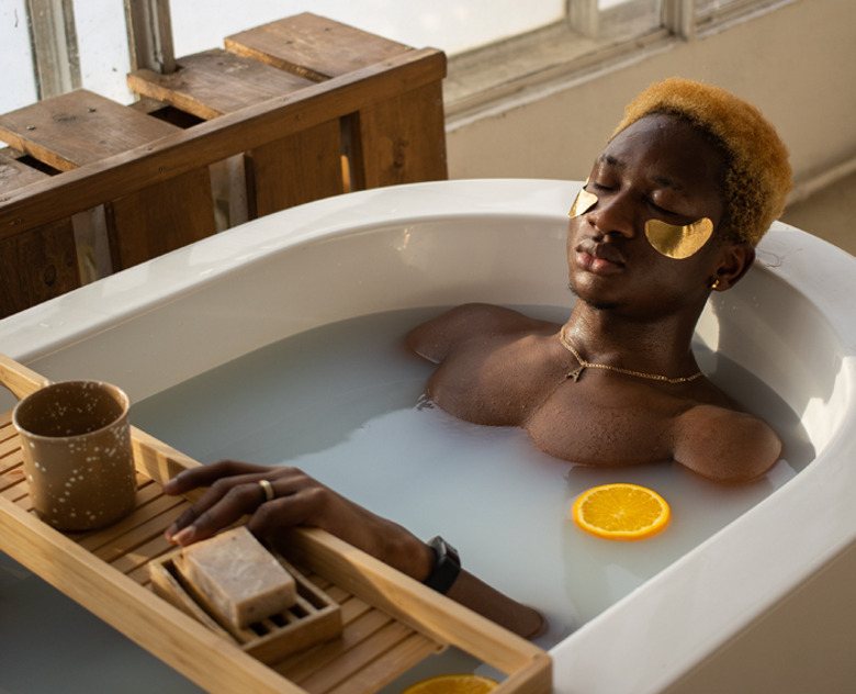 Мужчины давно уже тоже пользуются косметикой