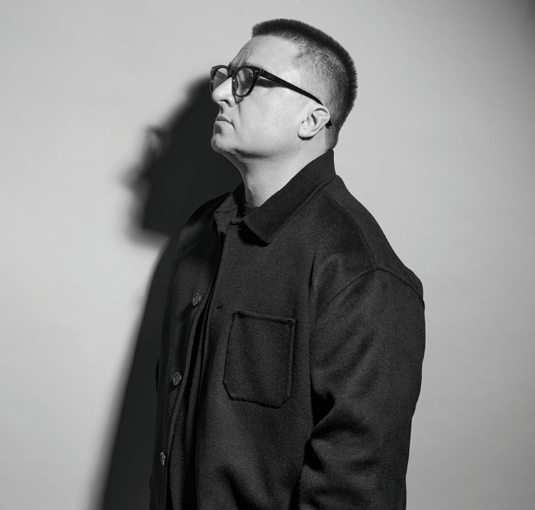 Максим Лагашкин. Стиль: Мария Борисова (Шанхай); макияж: Екатерина Демина. Рубашка, The Kooples; джемпер, Sisley