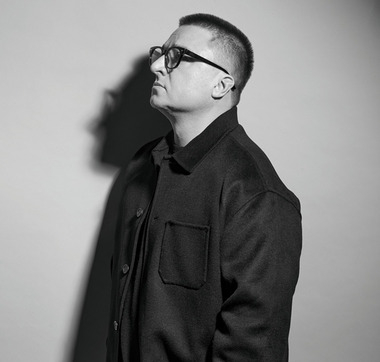 Максим Лагашкин. Стиль: Мария Борисова (Шанхай); макияж: Екатерина Демина. Рубашка, The Kooples; джемпер, Sisley