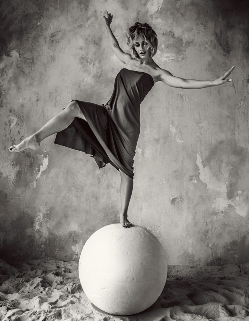 В свое время актриса училась в школе с языковым уклоном и даже собиралась поступать в иняз. Сейчас это помогло ей в работе над ролью