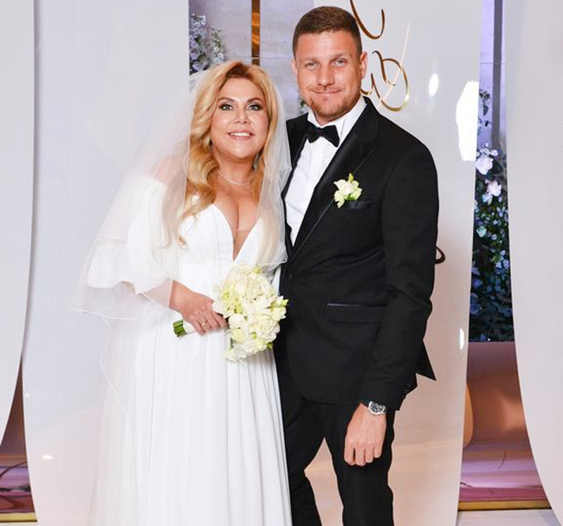 Пышная свадьба Марины и Стефано, который младше ее на 13 лет, вошла в топ самых обсуждаемых за минувший год