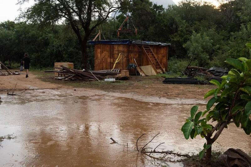 Ураган разрушил тент и предметы интерьера