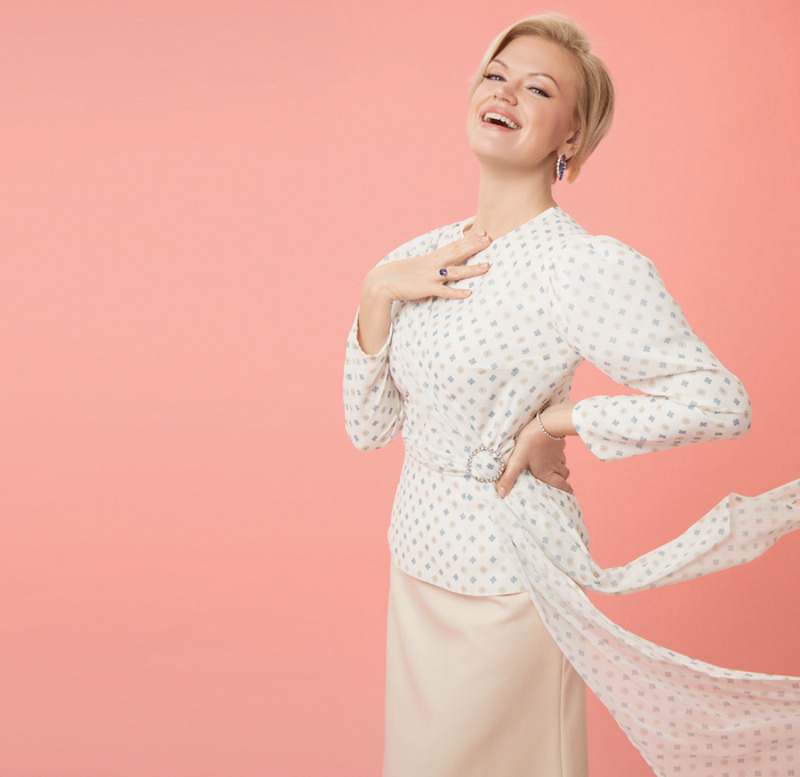 Блузка и юбка, все – Post Meridiem; серьги и кольцо из коллекции Color, браслет из коллекции Classic, все – Mercury