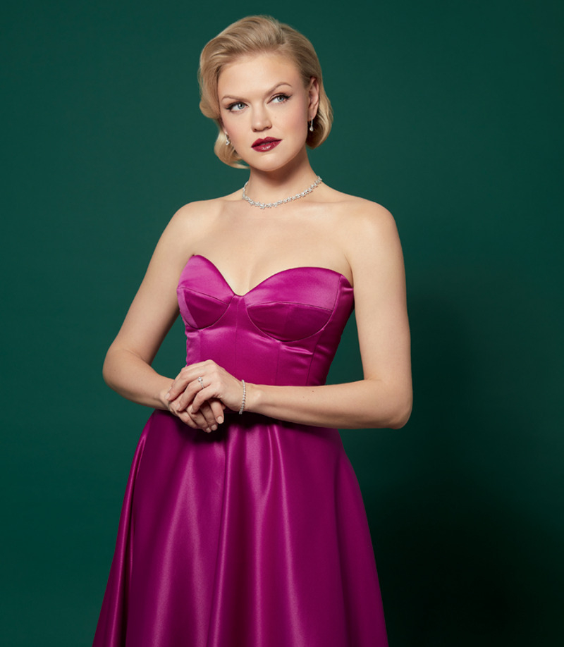 Платье, post meridiem; туфли, Mach & Mach; колье, серьги, кольцо и браслет из коллекции Classic, все – Mercury