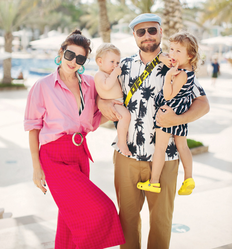 они были из разных сфер деятельности: ксения работала в банке. но сейчас она агент владимира и принимает участие в создании шоу.