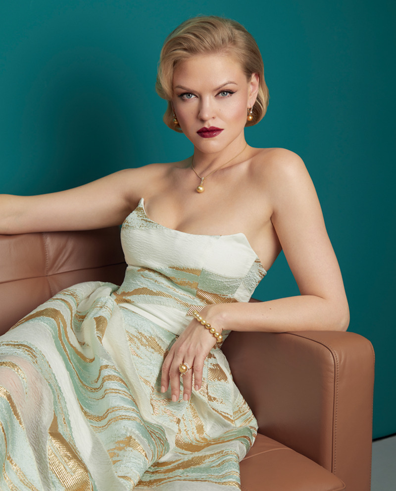 Платье, Post Meridiem; серьги, подвеска, браслет и кольцо, все – Mikimomoto