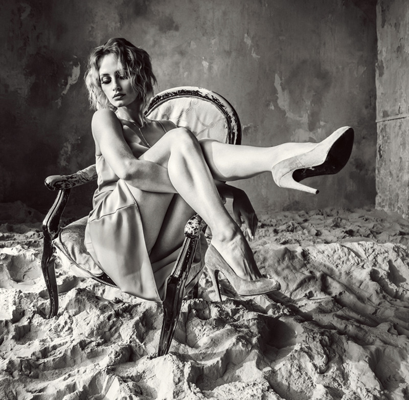 В детстве Алена посещала театральную студию, занималась танцами, акробатикой и стала мастером спорта по прыжкам в воду