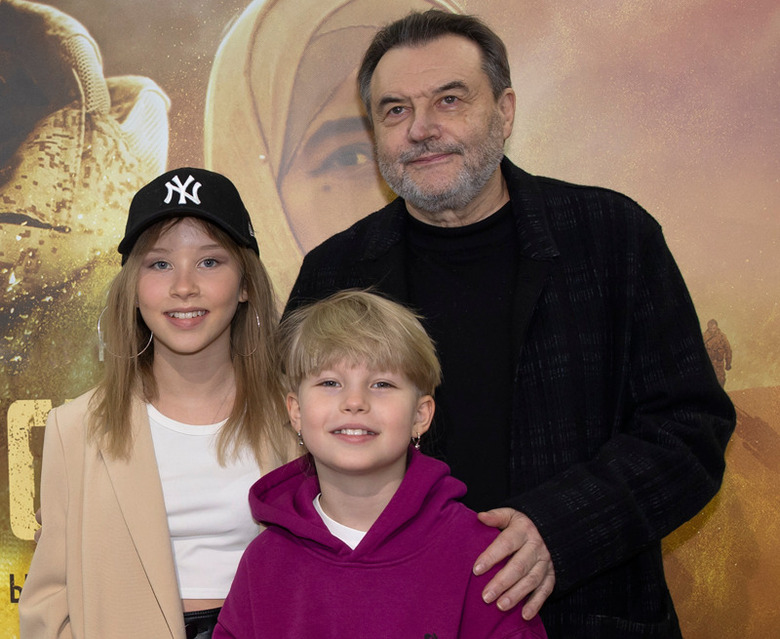 Режиссер Алексей Учитель с дочерьми