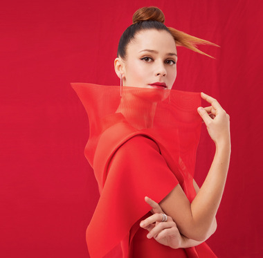 Анастасия Микульчина. Стиль: Евгения Лачина; Макияж и прически: Анна Минаева. Костюм, Мари Конина; серьги из коллекции Color, кольцо из коллекции Miss Russia, все – Mercury