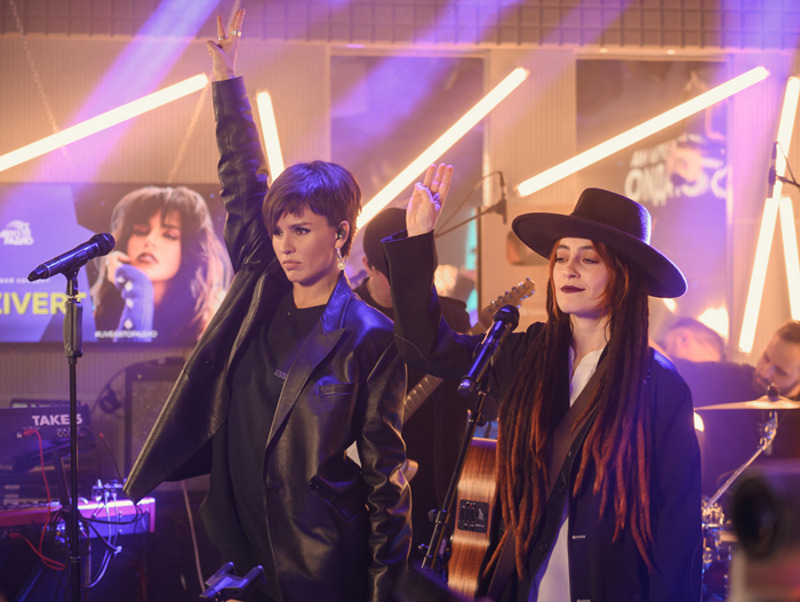 Юлия Zivert с итальянской бэк-вокалисткой Вивой