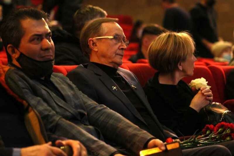 В первом ряду сидели родные артистки